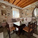 Stone Mina Hébergement de vacances Angairiá